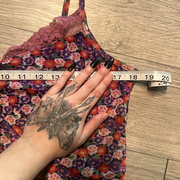 Plus size floral tank top - Picture 3 of 5